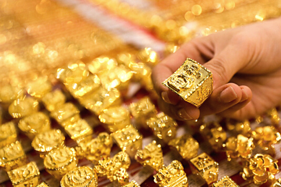 GOLD PRICE: 6000 रुपये गिरावट और चांदी में 10000 रुपये की कमी, क्या यही सही समय है खरीदारी का? जानें विशेषज्ञों की राय