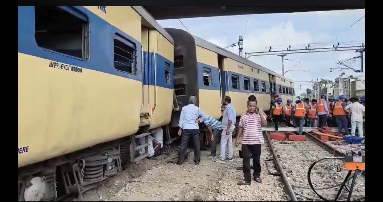 Uttar Pradesh Train Accident: दिल्ली सहारनपुर पैसेंजर ट्रेन पटरी से उतरी, बचाव कार्य जारी